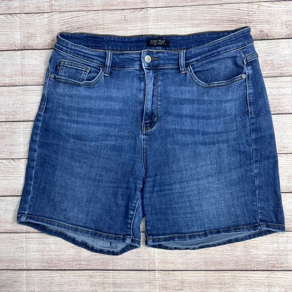 Judy Blue Womens Size 2XL Medium Wash High Rise Denim Shorts Curvy Plus Size - Picture 1 of 11